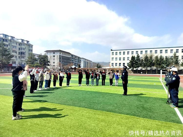 长白经济开发区边境派出所:展开“体会式”安全教育进学校活动 长白经济开发区边境派出所:展开“体会式”安全教育进学校活动