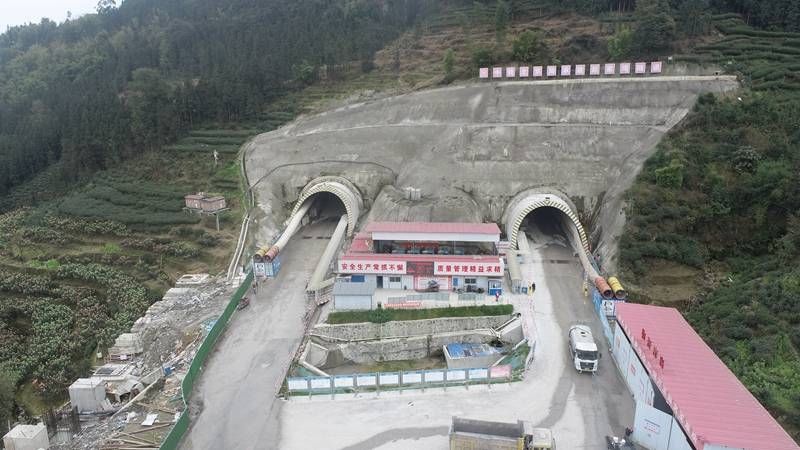 乐西高速公路赵家塆地道双线顺畅贯穿