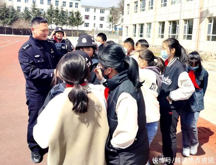 长白经济开发区边境派出所:展开“体会式”安全教育进学校活动 长白经济开发区边境派出所:展开“体会式”安全教育进学校活动
