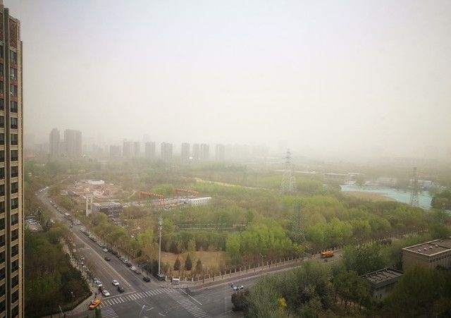 沙尘暴蓝色预警继续，北方沙尘影响将继续至本周末
