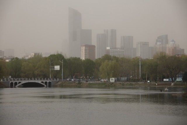 沙尘暴蓝色预警继续，北方沙尘影响将继续至本周末