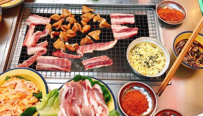 淄博老板娘为赶高铁小伙1V1烤串 淄博烧烤为何成了新晋顶流