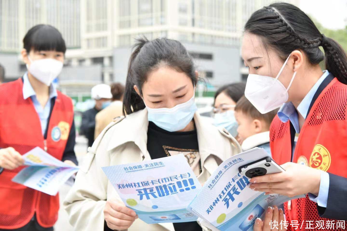 交通卡、旅行卡、就诊卡、金融卡、消费卡,集多功用为一体的第三代社保卡,你领了吗? 交通卡、旅行卡、就诊卡、金融卡、消费卡,集多功用为一体的第三代社保卡,你领了吗?