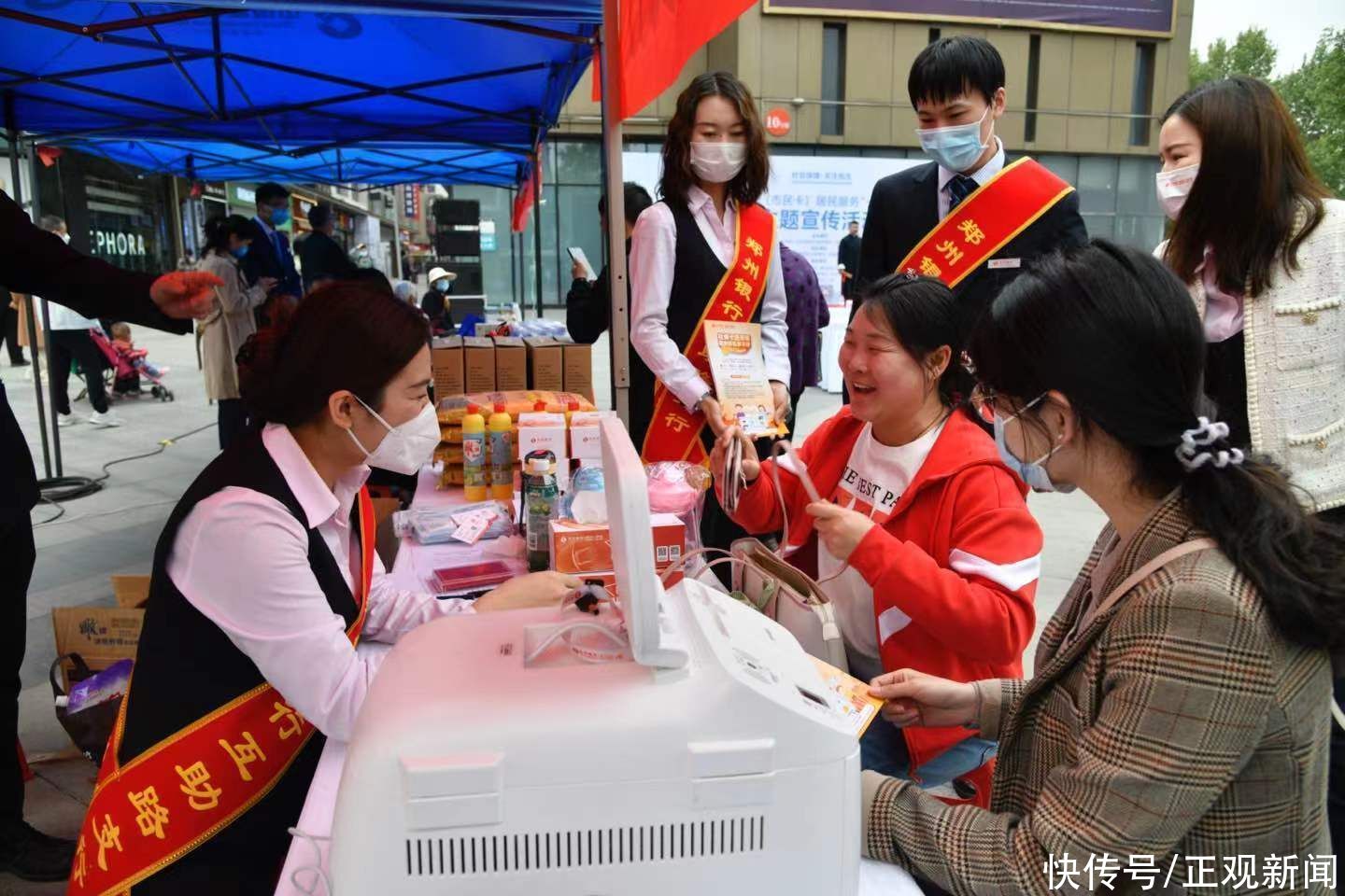 交通卡、旅行卡、就诊卡、金融卡、消费卡,集多功用为一体的第三代社保卡,你领了吗? 交通卡、旅行卡、就诊卡、金融卡、消费卡,集多功用为一体的第三代社保卡,你领了吗?