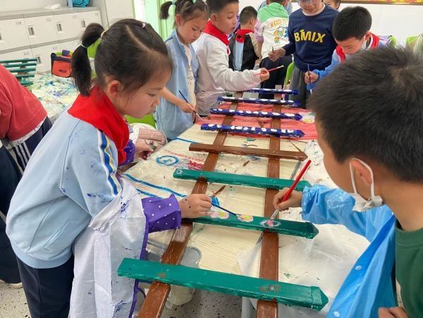 如火如荼！武汉这所小学拓荒“高兴农场”，“小农民”体会沉溺式劳作