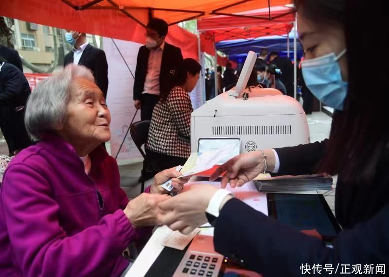 交通卡、旅行卡、就诊卡、金融卡、消费卡,集多功用为一体的第三代社保卡,你领了吗? 交通卡、旅行卡、就诊卡、金融卡、消费卡,集多功用为一体的第三代社保卡,你领了吗?