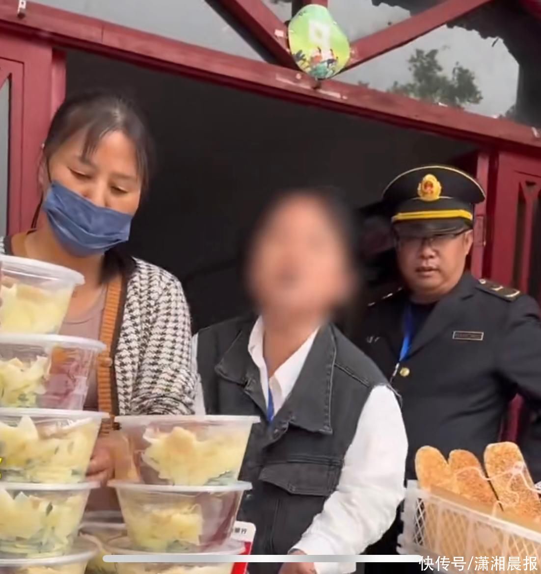 山东一游客在景区买到蜕变凉皮还被商家谩骂，景区：已清退出园