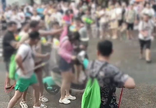 泼水节女孩遭多名男人掀雨衣，拍照者：这是风俗，当事人没有不高兴，要不然早报警了