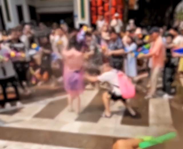泼水节女孩遭多名男人掀雨衣，拍照者：这是风俗，当事人没有不高兴，要不然早报警了