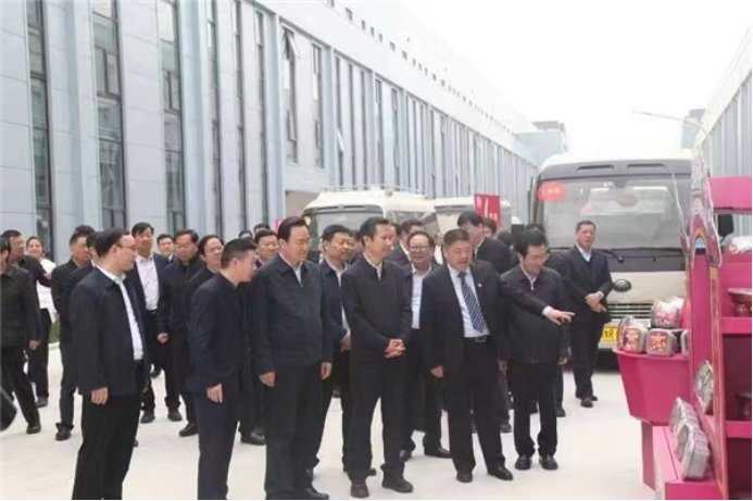 河南省政协主席孔昌生一行观察“自嗨锅”中部工业基地 河南省政协主席孔昌生一行观察“自嗨锅”中部工业基地