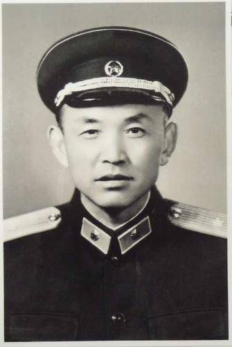 他是开国少将,曾是华国锋的上司,同事三年,他如何点评华国锋? 他是开国少将,曾是华国锋的上司,同事三年,他如何点评华国锋?