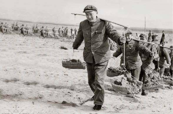 他是开国少将,曾是华国锋的上司,同事三年,他如何点评华国锋? 他是开国少将,曾是华国锋的上司,同事三年,他如何点评华国锋?