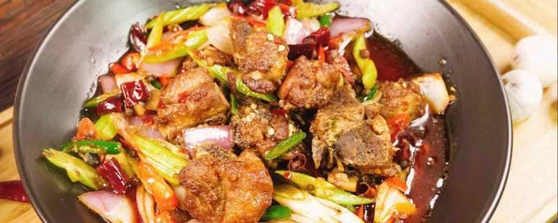 女子称吃黄焖排骨发现满嘴是蛆该怎么办 女子称吃黄焖排骨发现满嘴是蛆该如何维权