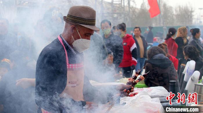 新疆库尔勒市梨花节上,当地烤肉招引许多门客品味。 王小军 摄 新疆库尔勒市梨花节上,当地烤肉招引许多门客品味。 王小军 摄