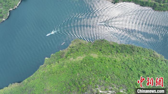 图为乌江重庆市酉阳土家族苗族自治县龚滩古镇段水域风景如画。 邱洪斌 摄 图为乌江重庆市酉阳土家族苗族自治县龚滩古镇段水域风景如画。 邱洪斌 摄