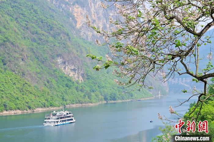 图为乌江重庆市酉阳土家族苗族自治县龚滩古镇段水域两岸风景俊美。 邱洪斌 摄 图为乌江重庆市酉阳土家族苗族自治县龚滩古镇段水域两岸风景俊美。 邱洪斌 摄