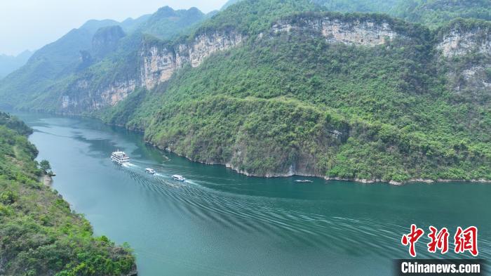 图为游船穿行在乌江重庆市酉阳土家族苗族自治县龚滩古镇段水域。 邱洪斌 摄 图为游船穿行在乌江重庆市酉阳土家族苗族自治县龚滩古镇段水域。 邱洪斌 摄