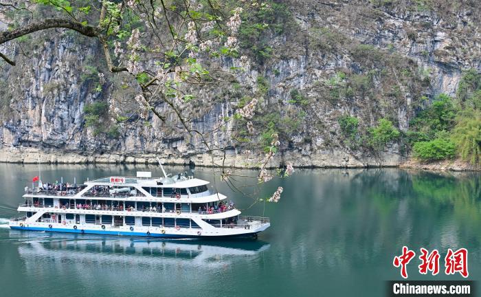 图为游客在轮船上参观感触山水人文之美。 邱洪斌 摄 图为游客在轮船上参观感触山水人文之美。 邱洪斌 摄