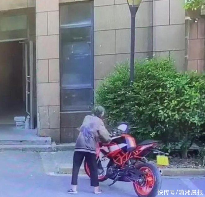 上海“白叟成心推倒摩托车案”车主恳求强制履行:家族仍旧没出头 上海“白叟成心推倒摩托车案”车主恳求强制履行:家族仍旧没出头