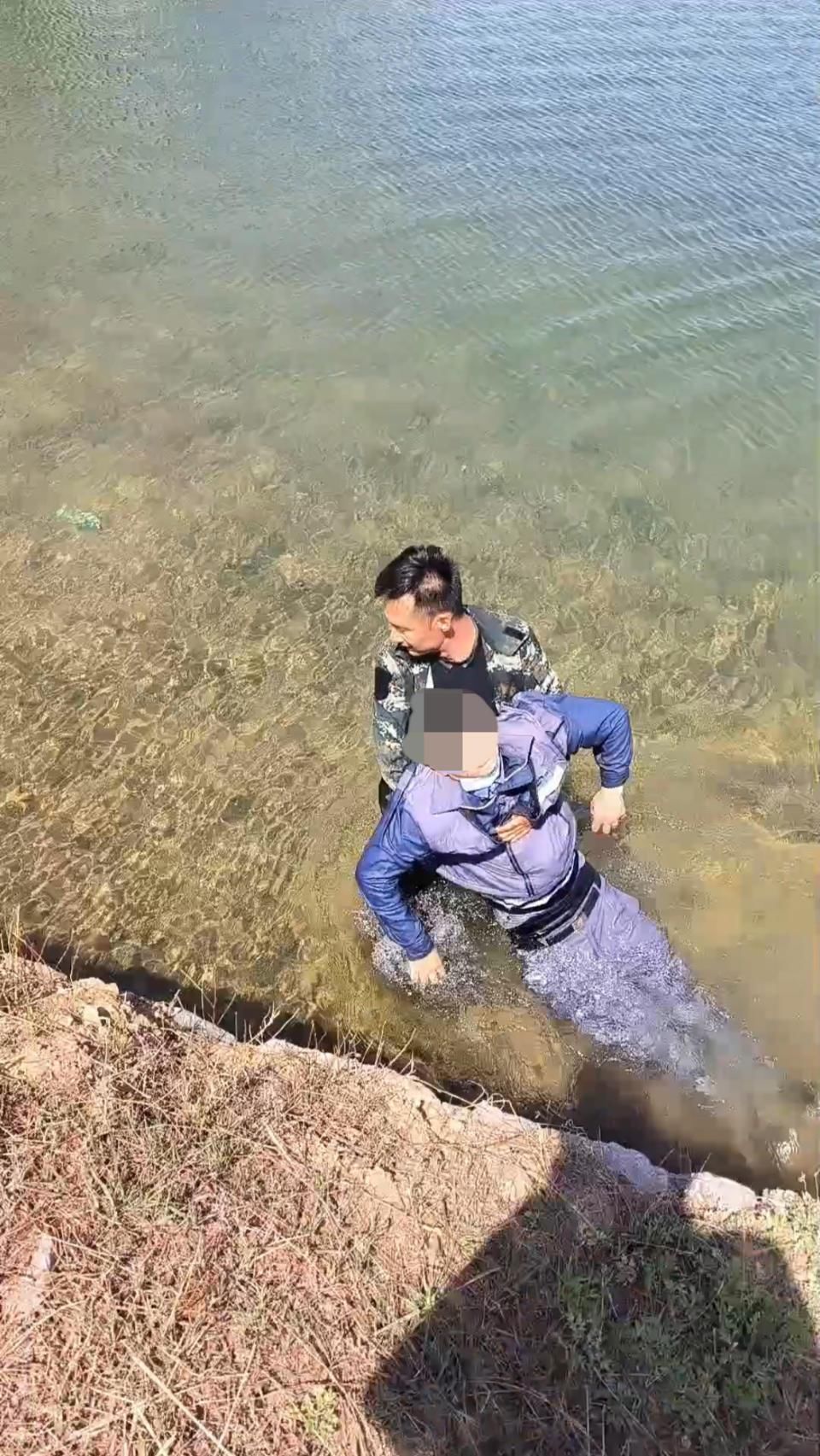 潍坊小伙儿荣成救人,家族称谢:“好人挽救了咱们一个家” 潍坊小伙儿荣成救人,家族称谢:“好人挽救了咱们一个家”