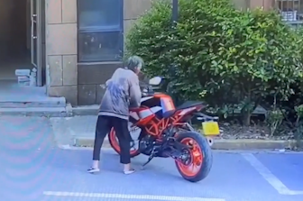 “老人推倒摩托车”案最新进展:继承人未履行判决,车主申请强制执行