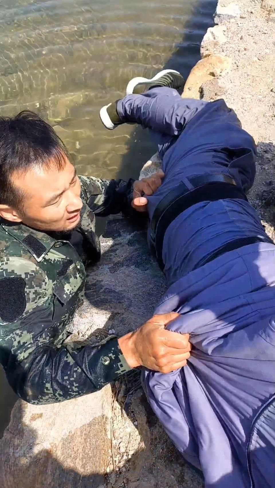 潍坊小伙儿荣成救人,家族称谢:“好人挽救了咱们一个家” 潍坊小伙儿荣成救人,家族称谢:“好人挽救了咱们一个家”