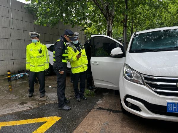 蹲守2小时抄获两台“黑车”，联合整治汉口火车站周边不合法营运