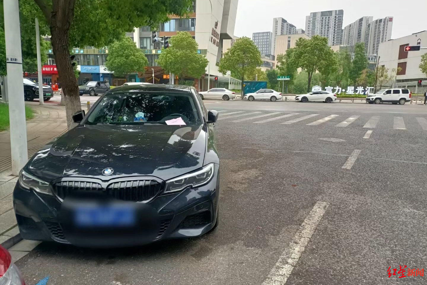 长沙城管马路上抄牌开罚单被质疑，回应：当地规则可对背街冷巷等进行违停办理