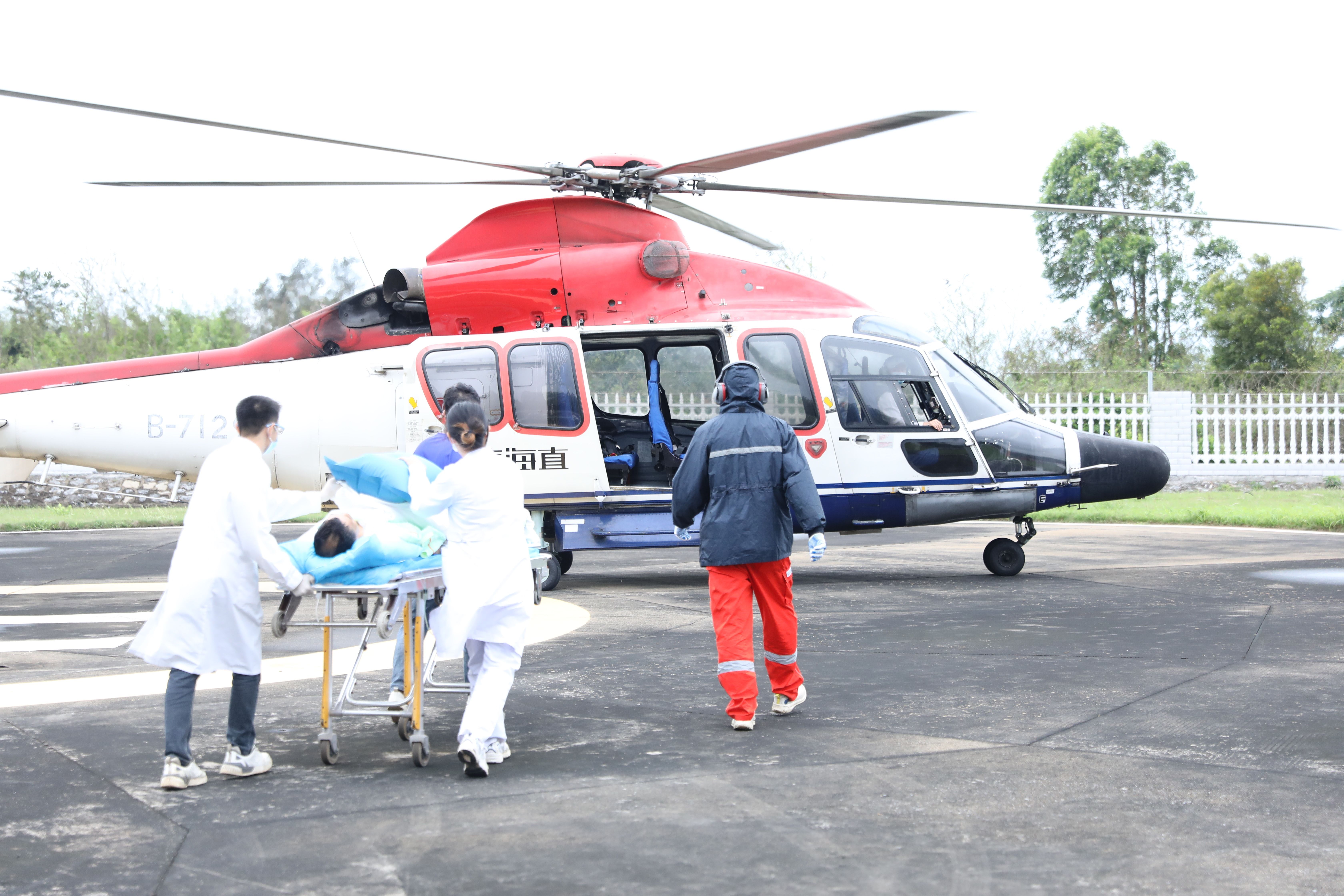 游客在北海涠洲岛突发心梗，多方联动跨海救援