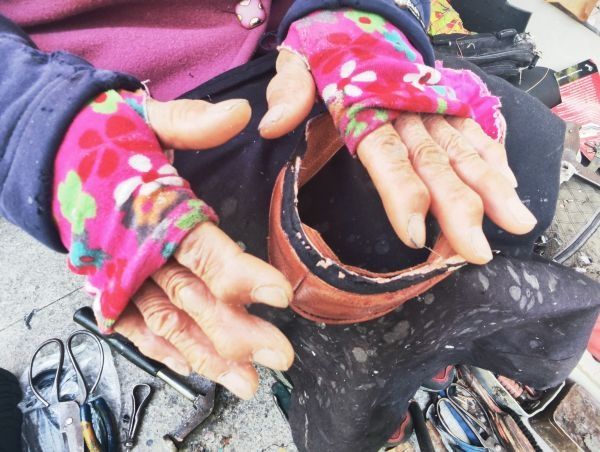 有个诚意修鞋摊，摊主养大两娃用十年还了债