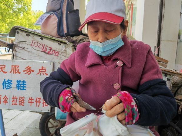 有个诚意修鞋摊，摊主养大两娃用十年还了债