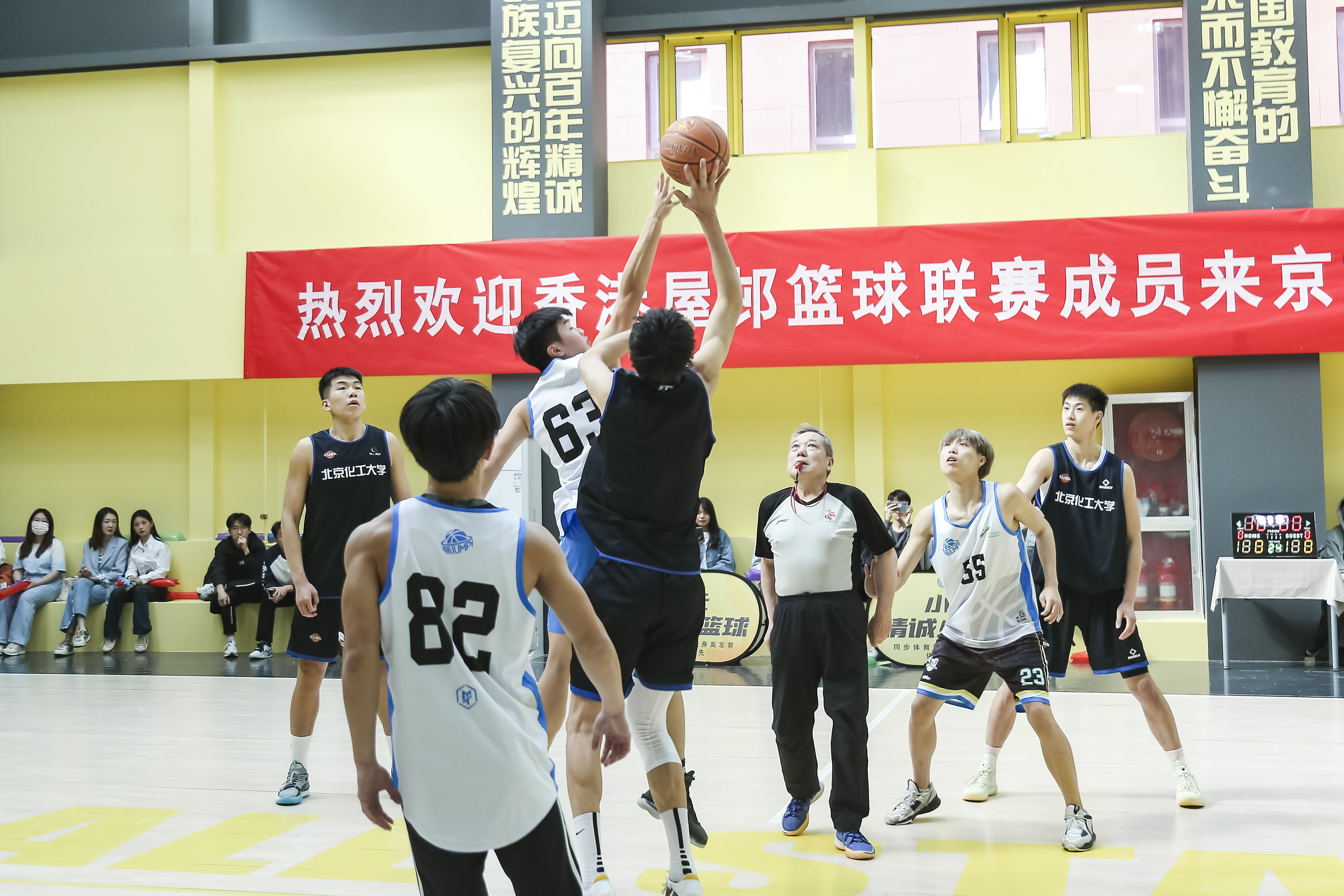 香港屋邨“篮”儿访京 看升旗、登奥运塔，获姚明暖心鼓舞