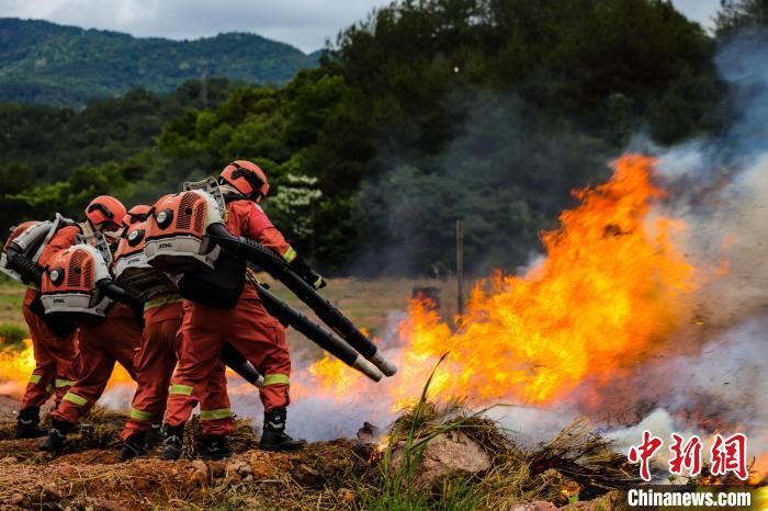迎五一假日 福建森林消防实战演练救活救援