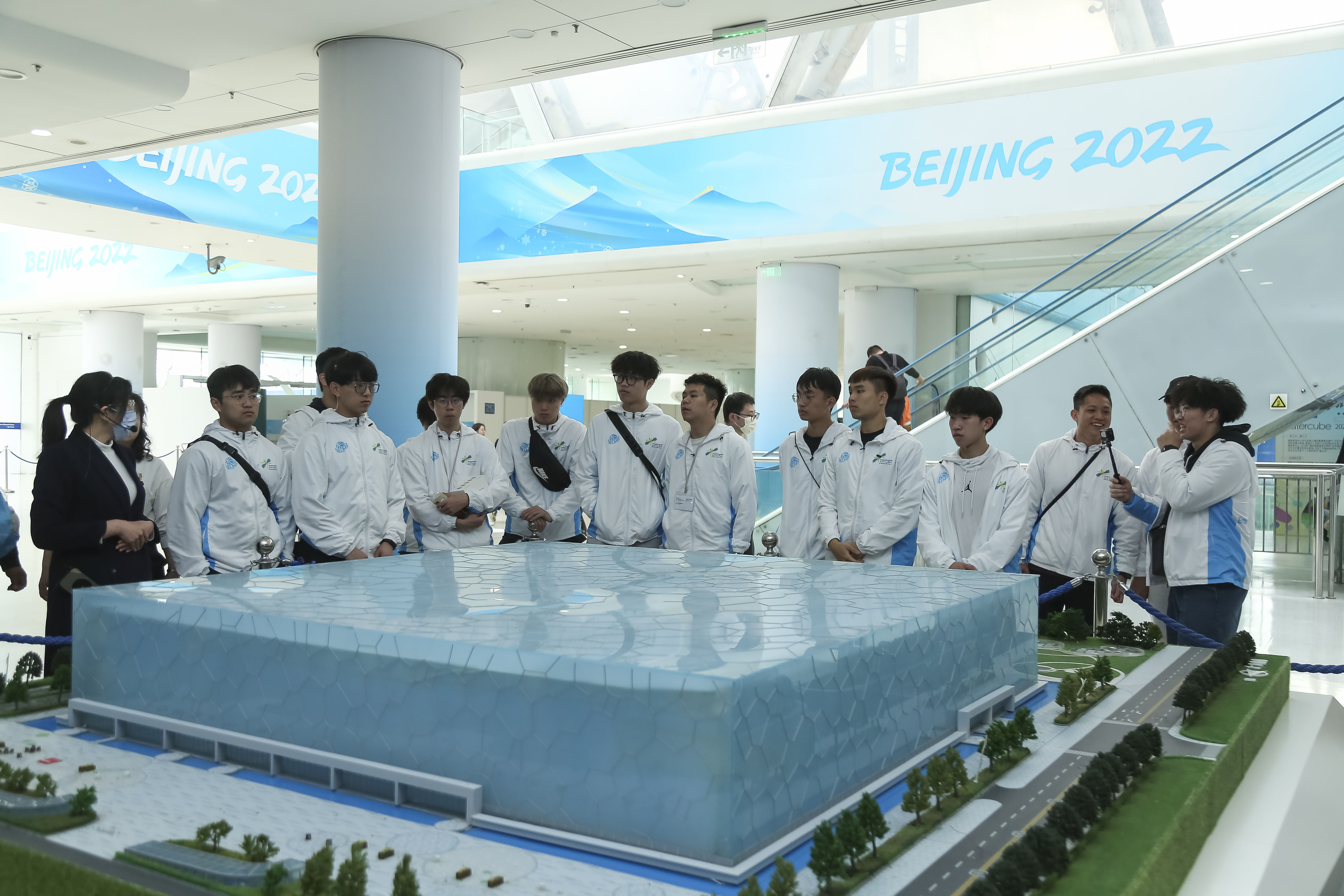 香港屋邨“篮”儿访京 看升旗、登奥运塔，获姚明暖心鼓舞