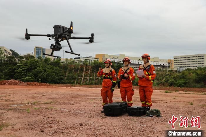 迎五一假日 福建森林消防实战演练救活救援