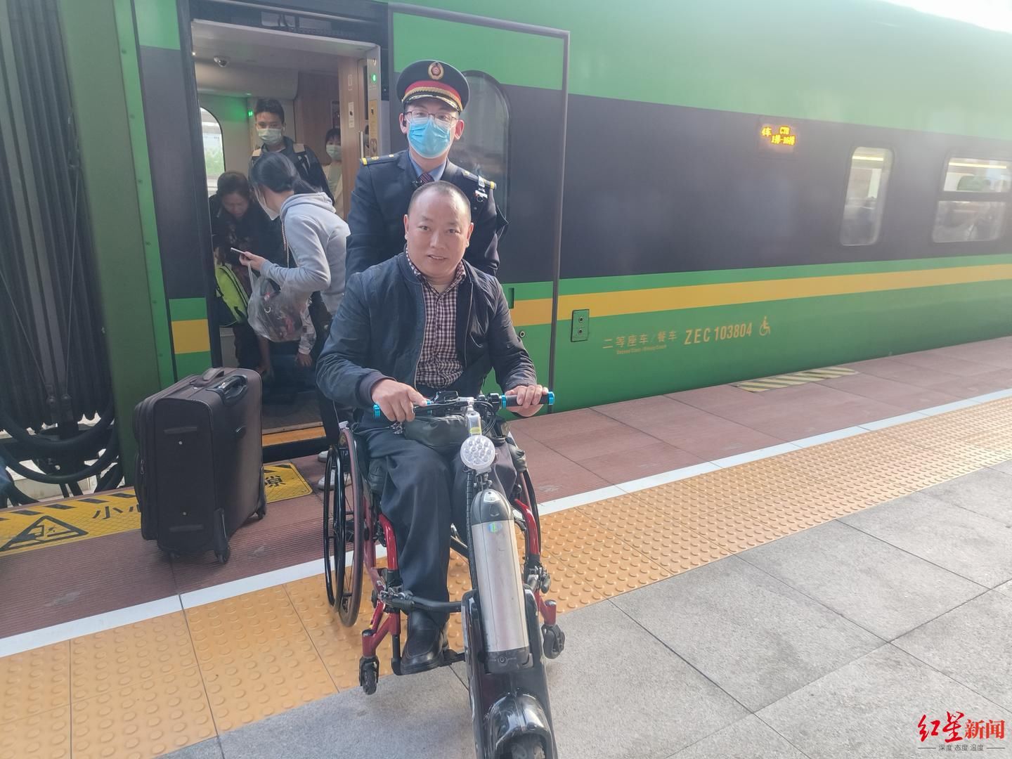 新成昆铁路初次加开“夜间动车”，旅客爆满！