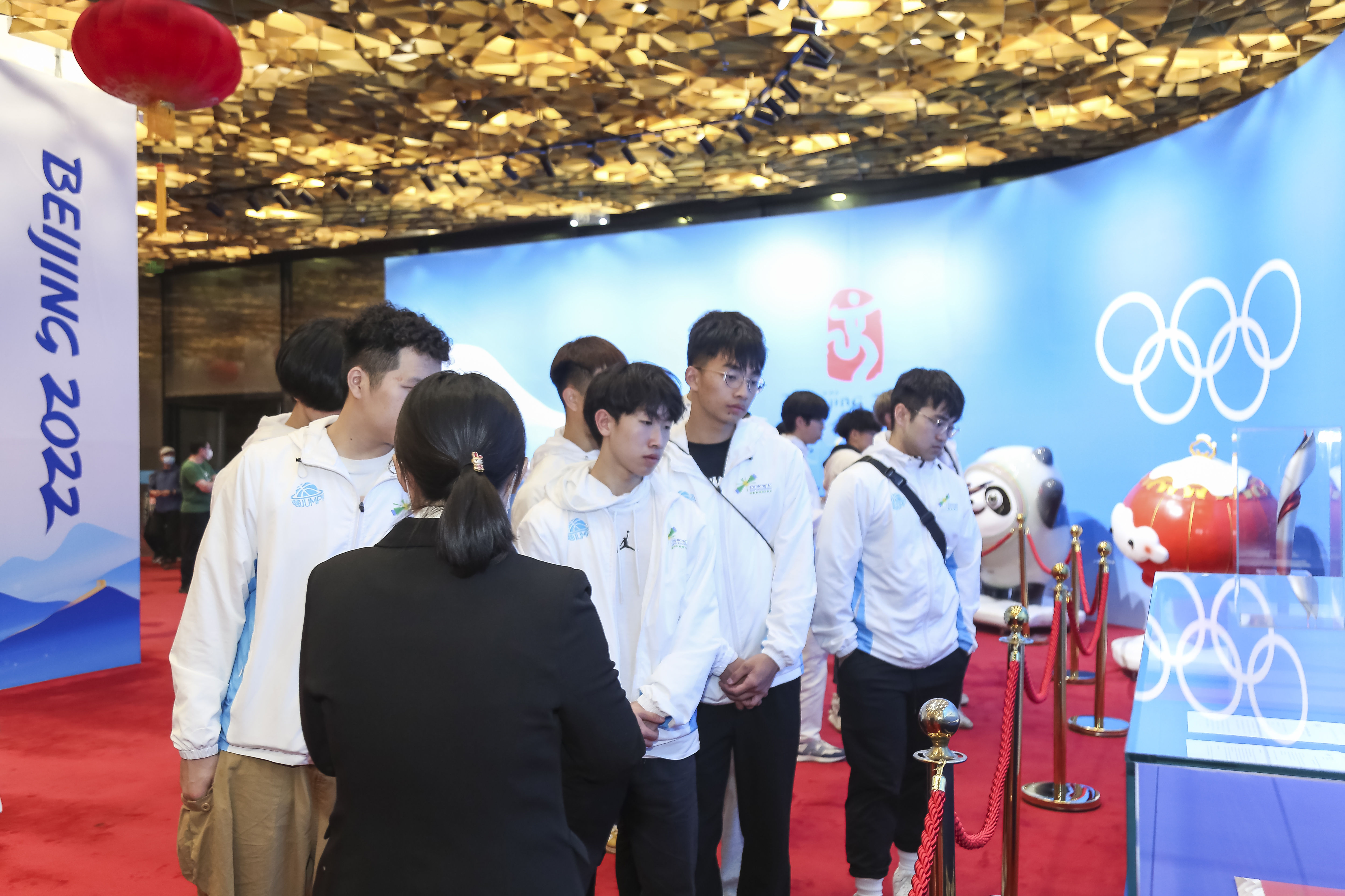 香港屋邨“篮”儿访京 看升旗、登奥运塔，获姚明暖心鼓舞