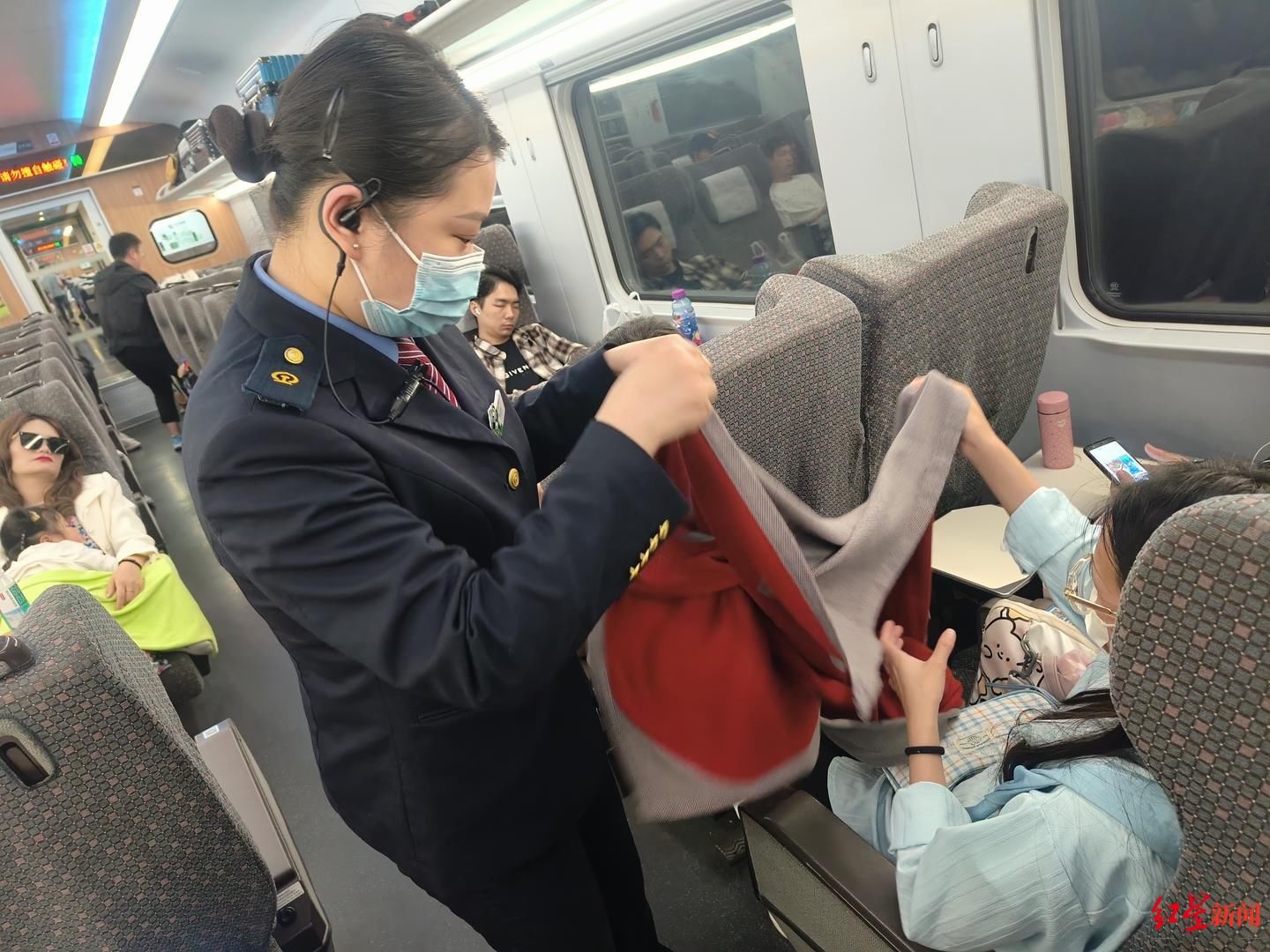 新成昆铁路初次加开“夜间动车”,旅客爆满! 新成昆铁路初次加开“夜间动车”,旅客爆满!