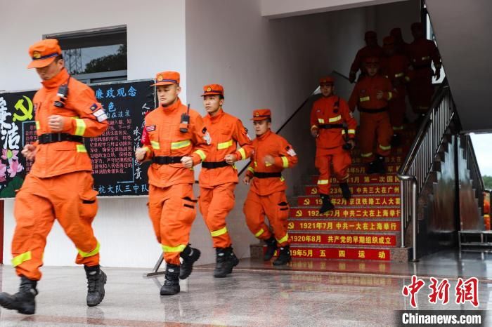 迎五一假日 福建森林消防实战演练救活救援
