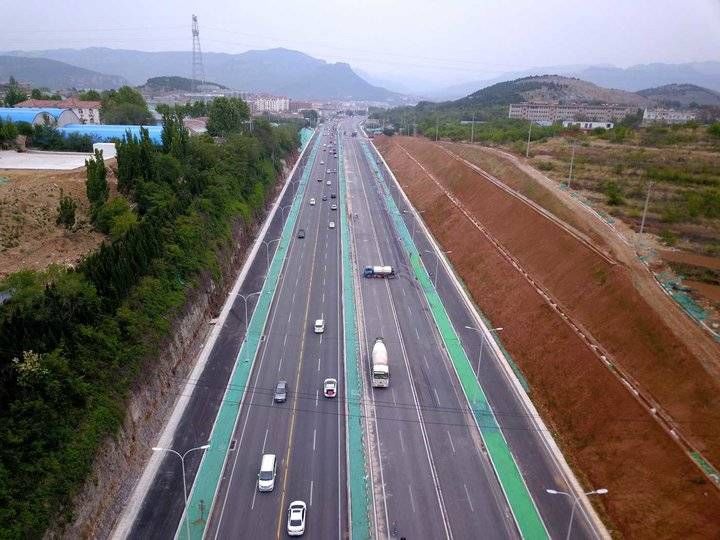 济南正扩建的省道103旅行公路新貌，部分路段五一节暂时通车