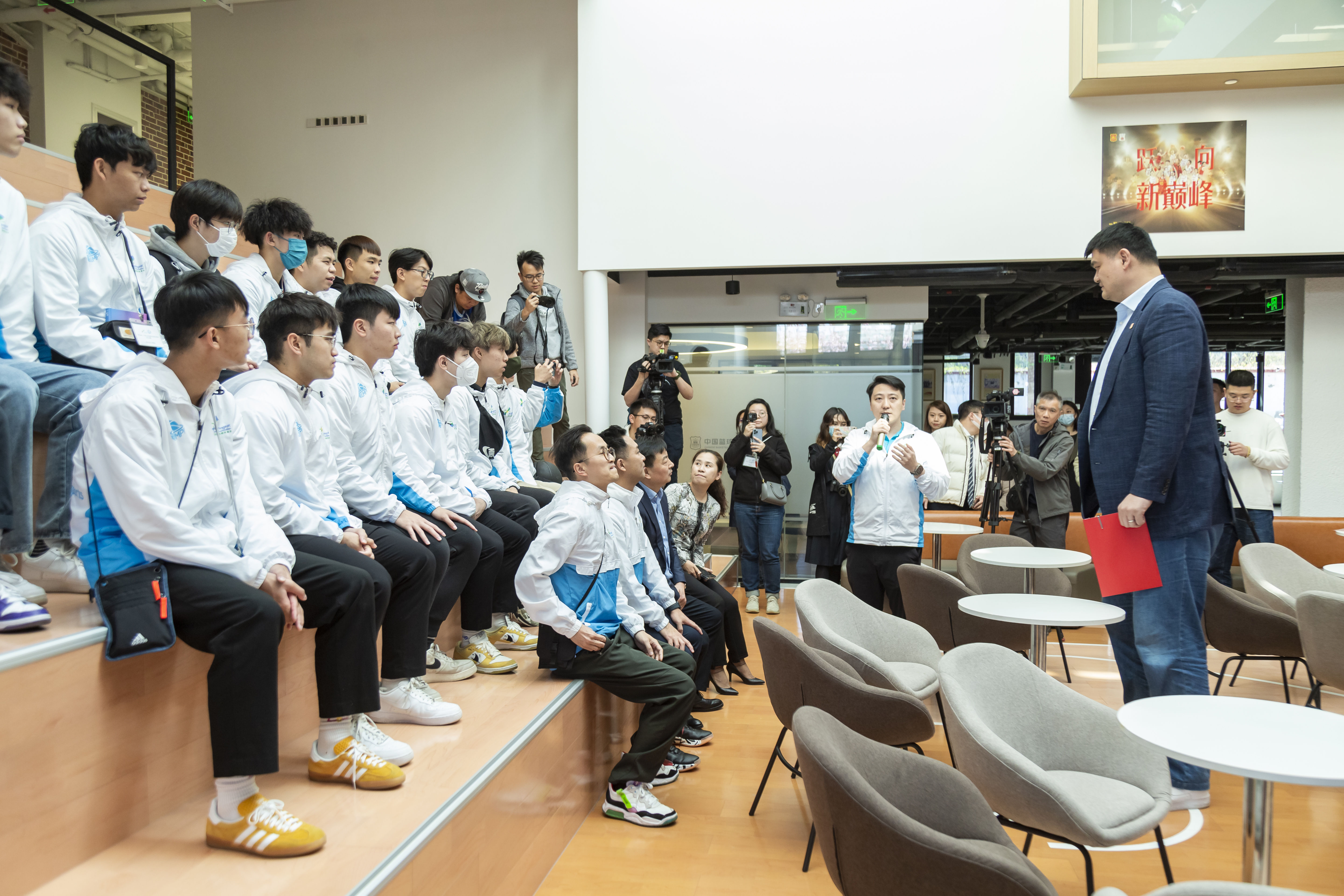 香港屋邨“篮”儿访京 看升旗、登奥运塔，获姚明暖心鼓舞