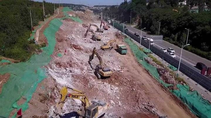 济南正扩建的省道103旅行公路新貌，部分路段五一节暂时通车