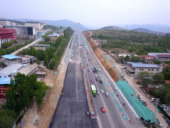 济南正扩建的省道103旅行公路新貌，部分路段五一节暂时通车