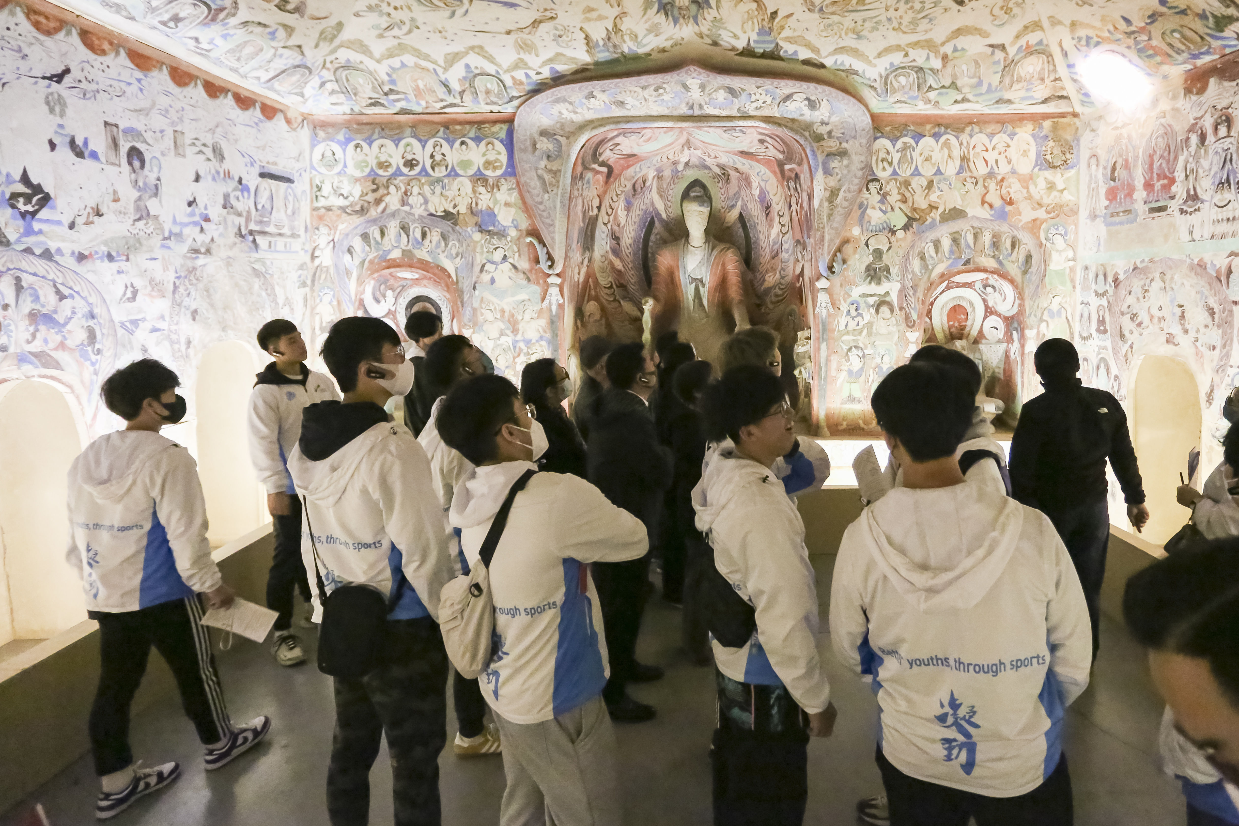 香港屋邨“篮”儿访京 看升旗、登奥运塔，获姚明暖心鼓舞