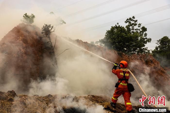 迎五一假日 福建森林消防实战演练救活救援