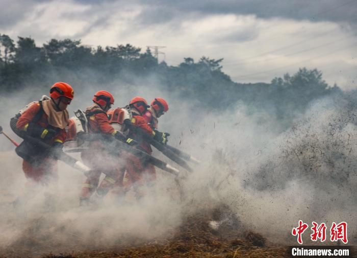 迎五一假日 福建森林消防实战演练救活救援