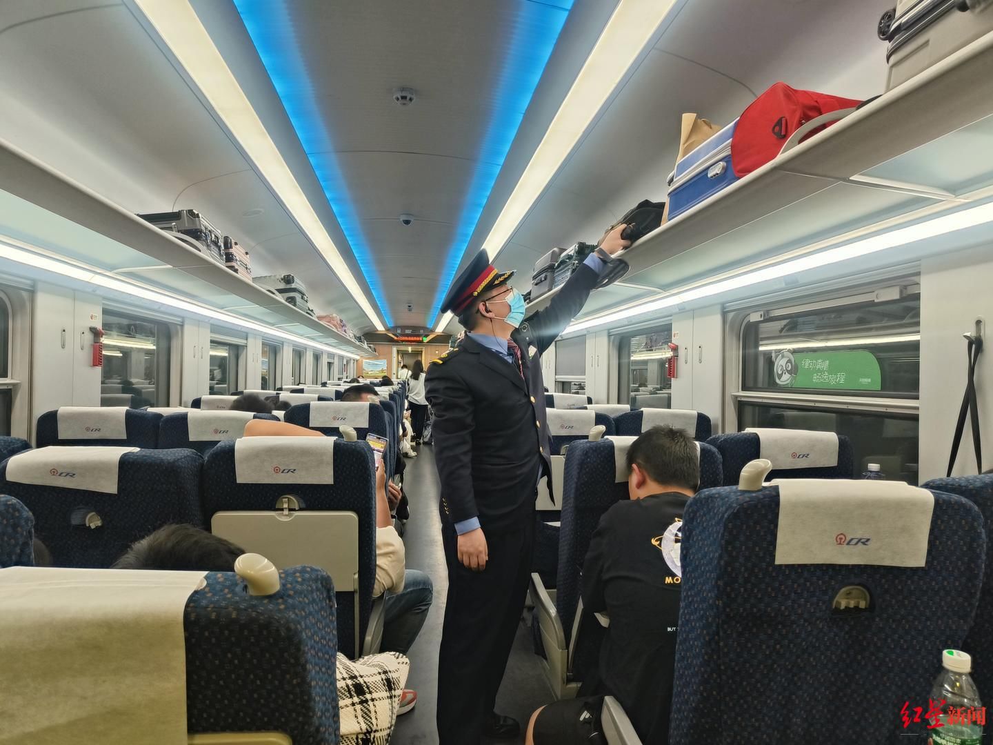 新成昆铁路初次加开“夜间动车”，旅客爆满！