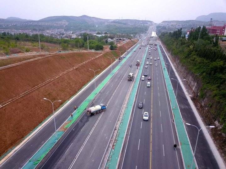 济南正扩建的省道103旅行公路新貌，部分路段五一节暂时通车