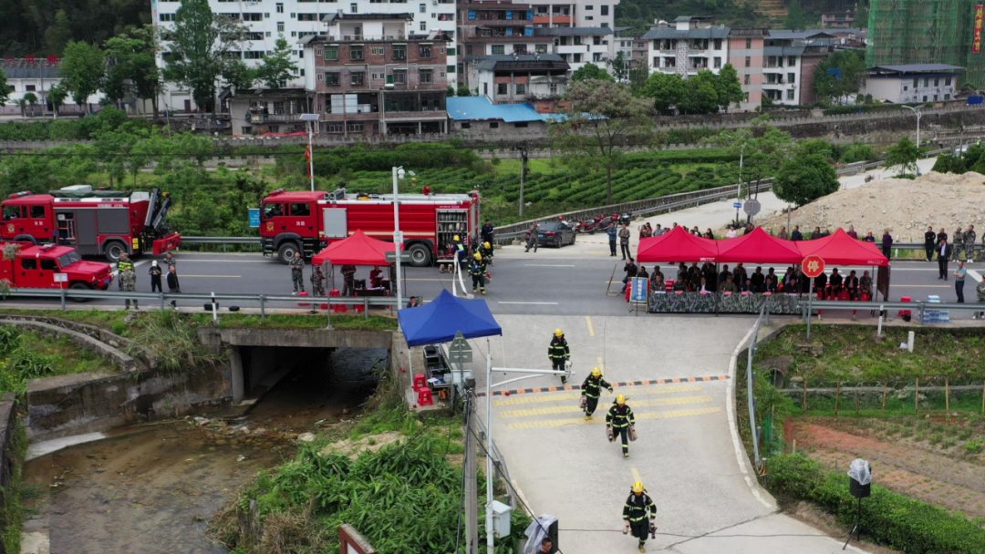 火速救援!这场军地联合归纳应急演练堪比大片 火速救援!这场军地联合归纳应急演练堪比大片
