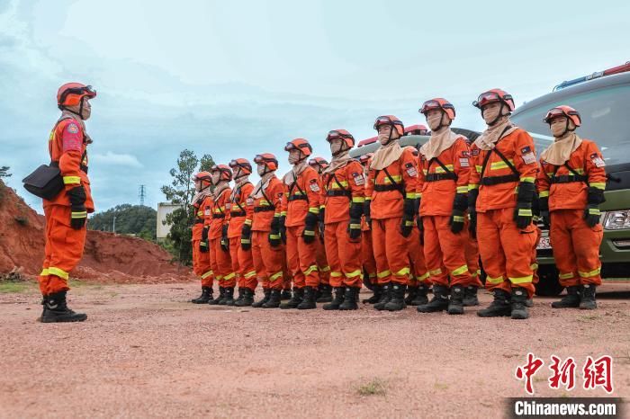 迎五一假日 福建森林消防实战演练救活救援